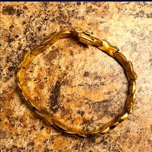 Yellow gold bracelet.